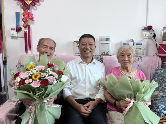 党委书记刘予东慰问退休教师翟聚仓（左）