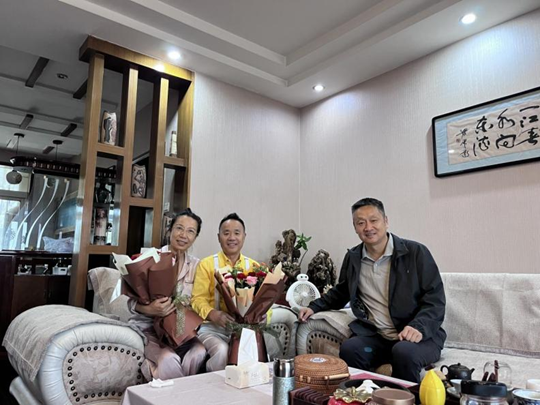 副校长刘浩慰问退休教师蒋建文（中）