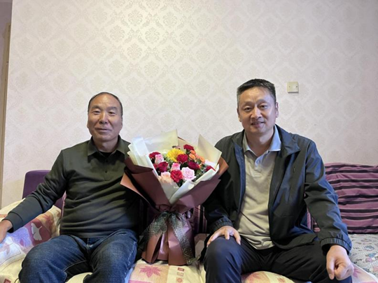 副校长刘浩慰问退休教师程新泰（左）