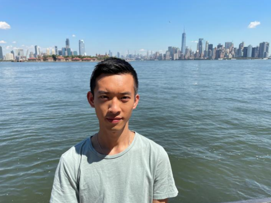 袁永豪:2016 届毕业生,2016-2018 年期间于中交二公局喀麦隆克里比疏港高速 项目任职法语翻译,并在 2018 年同年进入SKEMA 商学院修读公司金融硕士学位, 2021 年毕业后加入法国兴业银行 (Société Générale)任职财务预算与分析员 (Contrôleur de gestion)。