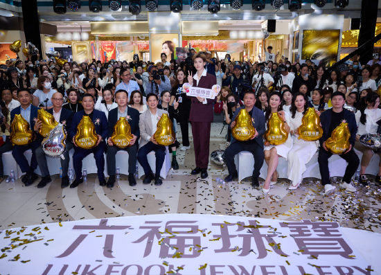 图:毕雯珺反身与嘉宾观众大合影