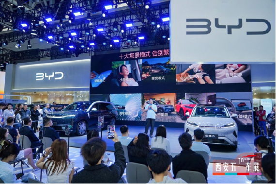 2025年上半年比亚迪销量大幅超越特斯拉_20250723924