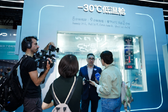 北京车展老外组团参观E3馆，比亚迪出海战略彰显硬核实力555