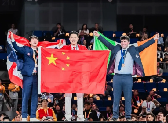 杨萧剑佩戴金牌身披国旗登领奖台