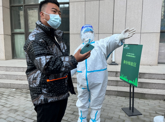 靳娟娟对前来做核酸检测的居民进行引导