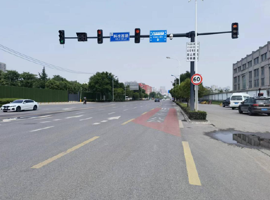 向东沿科技西路,即可到达高新一期核心——科技路商圈