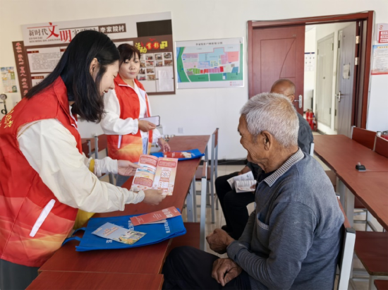 圖：工作人員走進社區宣傳綠色金融