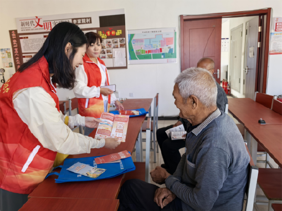 图：“流动宣讲团”深入静海王家院大队开展金融知识宣传教育