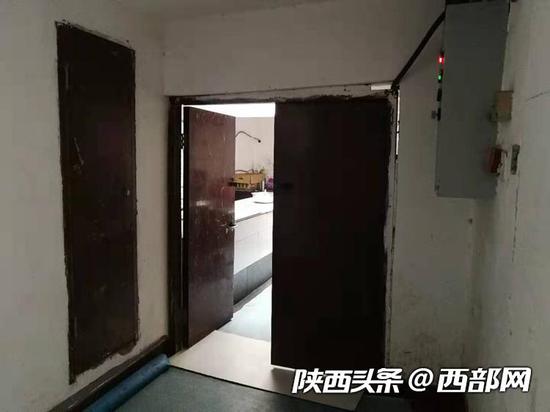 私改的厨房位于单元楼楼顶，面积近40个平方，每天都有十几位员工在楼上就餐。