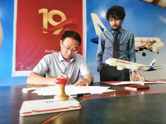 飞鲸旅游业务总经理杨昌雄签署相关文件