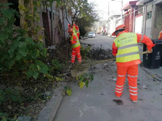 抓细补短 提升形象—经开区经发保洁积极推进高铁新城城中村庄环境卫生整治工作