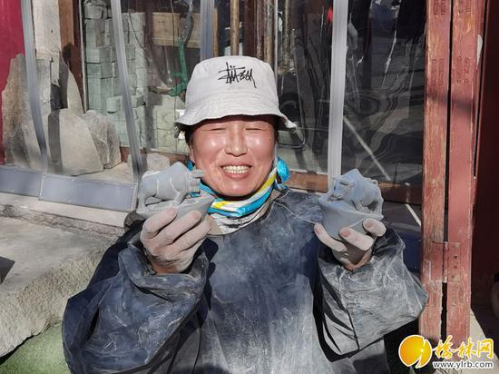 圖為劉潤梅展示她的石雕藝術品。 鐘文玲 攝