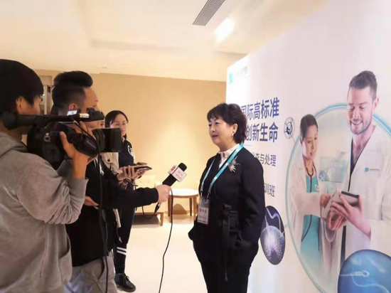 张学红教授团队在生殖医学领域研究成果屡获殊荣,图为张教授接受媒体采访