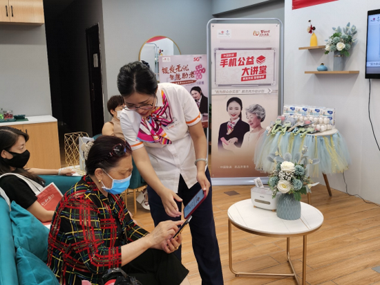 陕西联通咸阳分公司员工在帮助老年用户使用手机