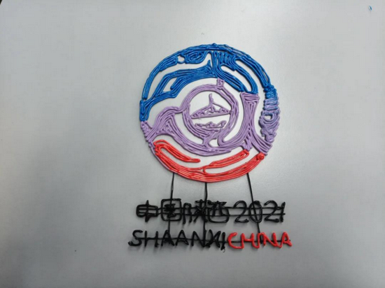 孩子们自制的十四运会加油牌