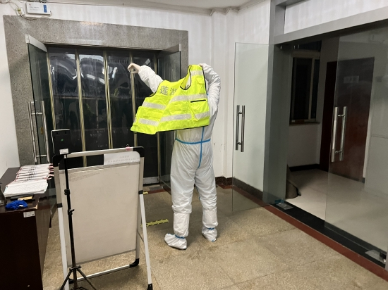 深夜出发进行核酸样本转运