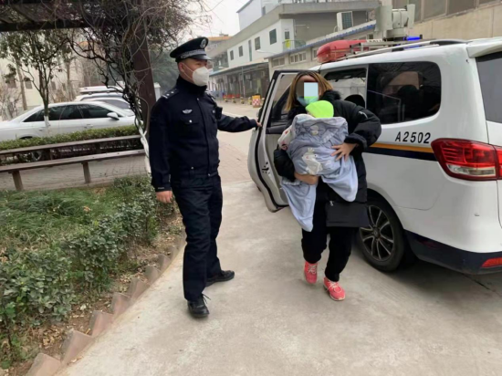 民警护送群众就医