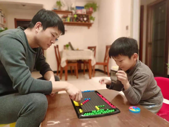 家长按照老师的教育教学安排与孩子一起益智娱乐
