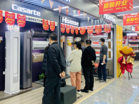 (图:顾客在门店选购商品)