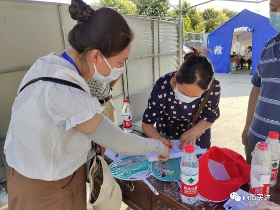 寇梦娜,民进会员、商州区文工团演员。积极响应号召,自愿投入西街社区、和平社区疫情防控工作中。在核酸检测点现场帮助老人申请打开健康码、维持现场秩序、录入核酸检测人员信息;在防控点劝返随意外出、遛弯儿、扎堆儿人员。