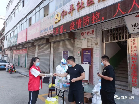 姚娟,民进会员、商州区文工团演员。主动报名成为和平社区疫情防控志愿者,参与社区测温扫码、出入登记、协助医护人员和社区工作人员做好核酸检测、帮助老年人注册打开健康码,宣传疫情防控知识及疫情动态、疏解群众困惑。