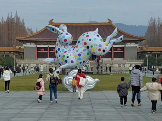 (南京博物院“兔向前”雕塑图)