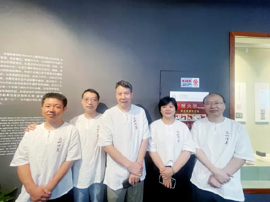 五位参展画家,左起:安兵武、许可、周红艺、王珊、杜道伟