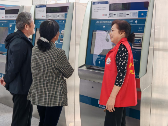 “银龄”志愿者在地铁站为市民解答疑问