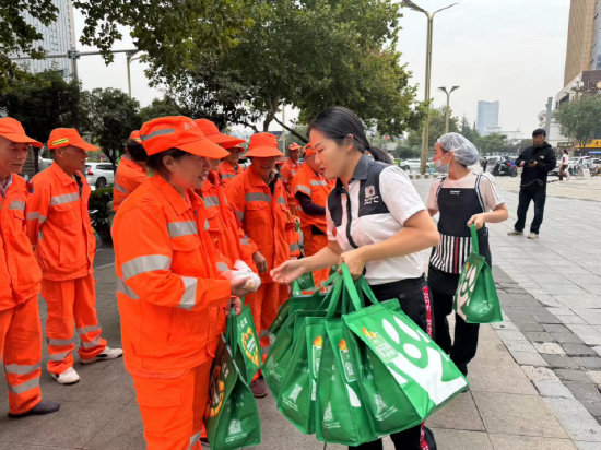 （图片：2024年，朱洁参与“食物驿站”活动）