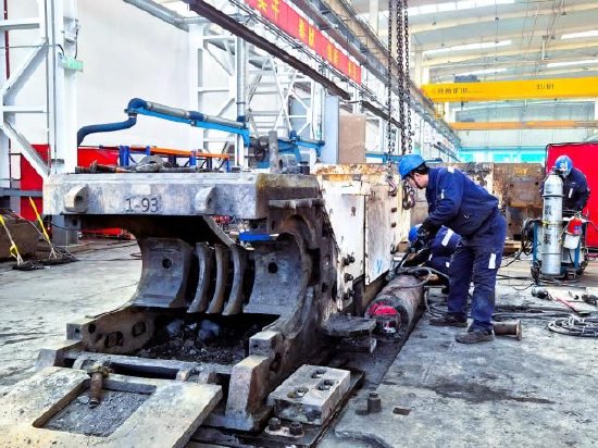 图为设备维修工配合完成拆卸作业，排查故障