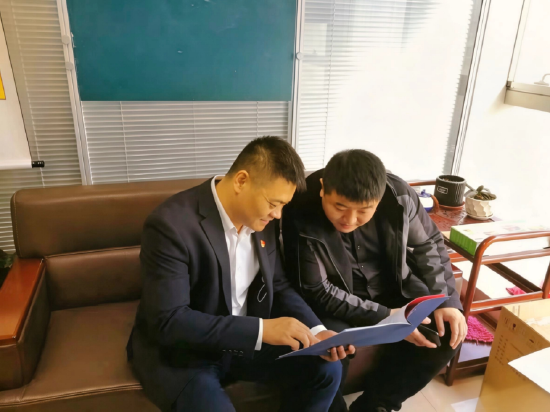 李树禄在为客户讲解保障方案