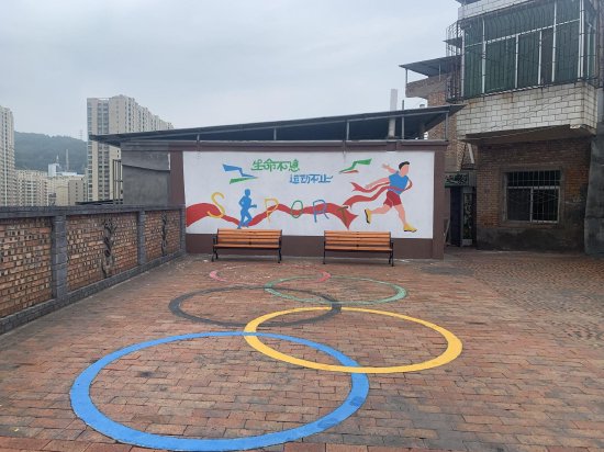 在革命圣地延安援建绘制体育主题广场