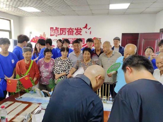 社区老人观摩书法现场