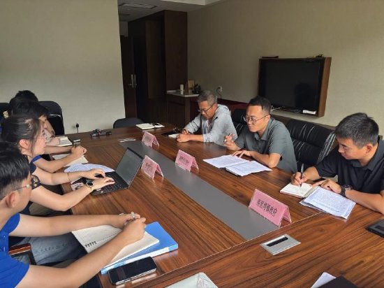 图为实践队员与南泥湾开发区相关负责人进行交流座谈。黄翰林供图