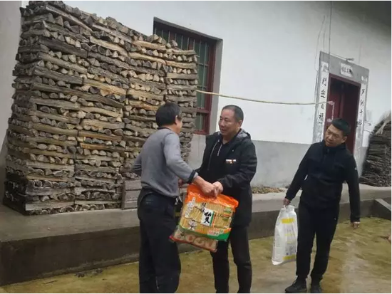 为许龙水、陈春生家带去米面油等慰问物资