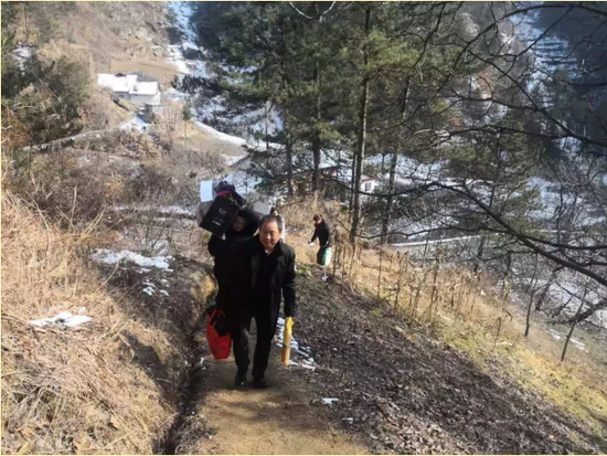 坡陡路滑,无法阻止扶贫工作者帮扶的信念