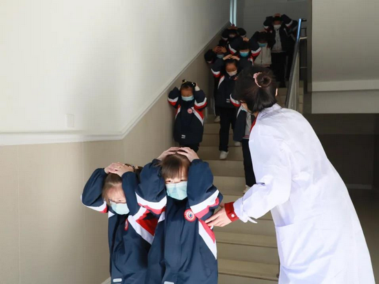 同学们有序撤离