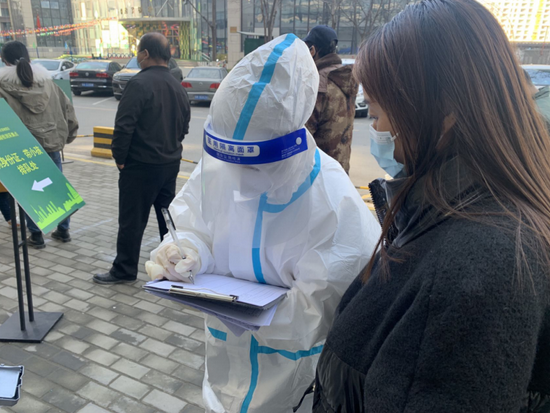 志愿者在现场登记居民身份信息