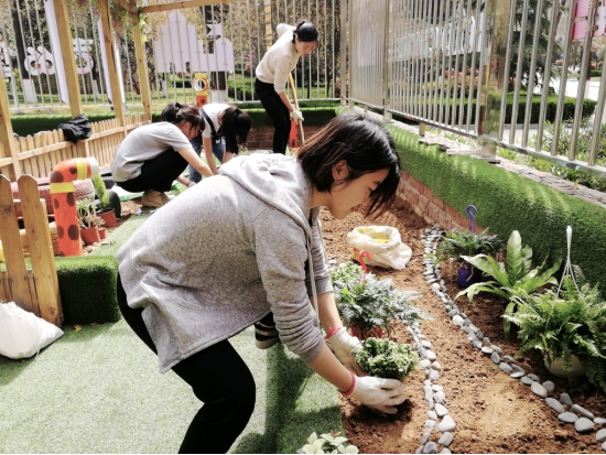 李戈带领学生改造小花园