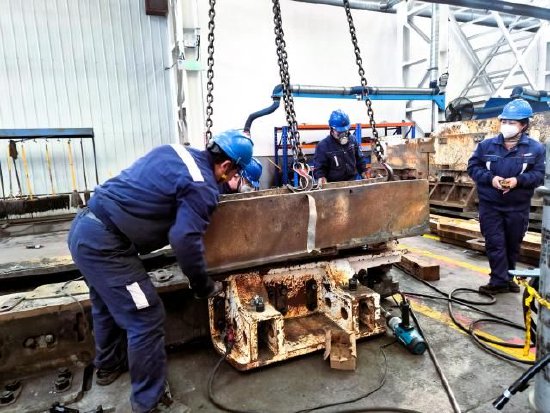 图为抢修现场紧张有序，维修工各司其职、协同作战