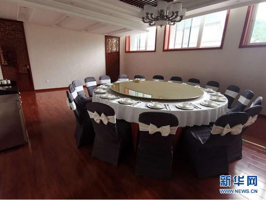 镇安县镇安中学餐厅内的一间包间（7月23日摄）。  新华社记者 李浩 摄