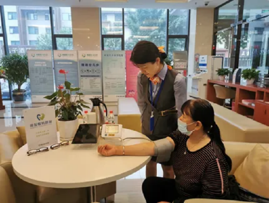 图：新华保险“银发服务驿站”