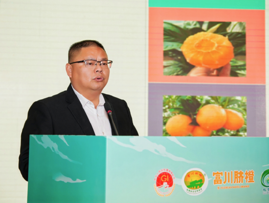 富川瑶族自治农业农村局党组成员、县特色产业发展中心主任刘继勇做产品推介