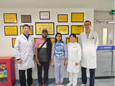 患者出院前与医护人员合影