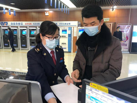 “金牌导税”王小静为群众办理业务(狄梦瑶 摄)