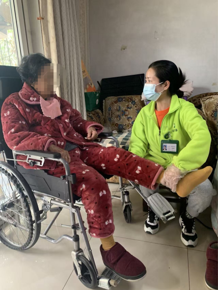 图：护理人员上门为失能老人服务