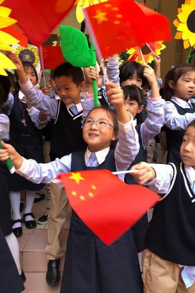 楊凌2000多名花朵唱祖國