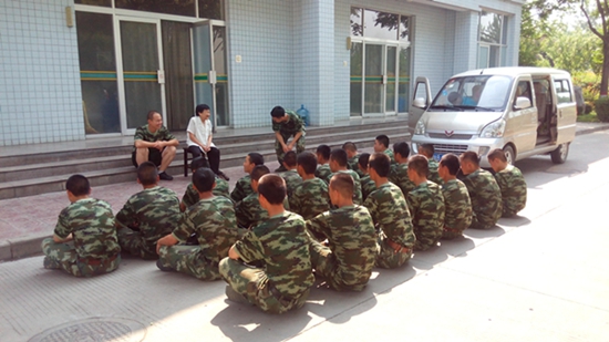 赵秀梅和子弟兵交流。图片来源：陕西文明网