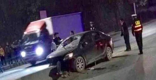 私家車撞上水泥隔離帶 車上6人一死五傷