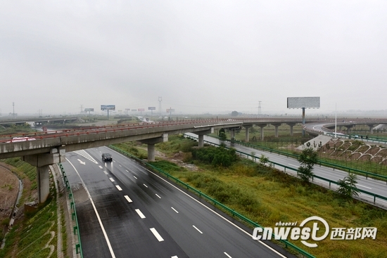 西咸北環(huán)線，是國(guó)內(nèi)首條大規(guī)模使用建筑垃圾再生材料修建的高速公路。（劉曉鋒 攝）